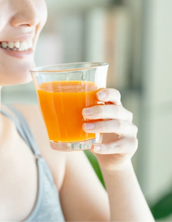 野菜ジュースを飲む女性